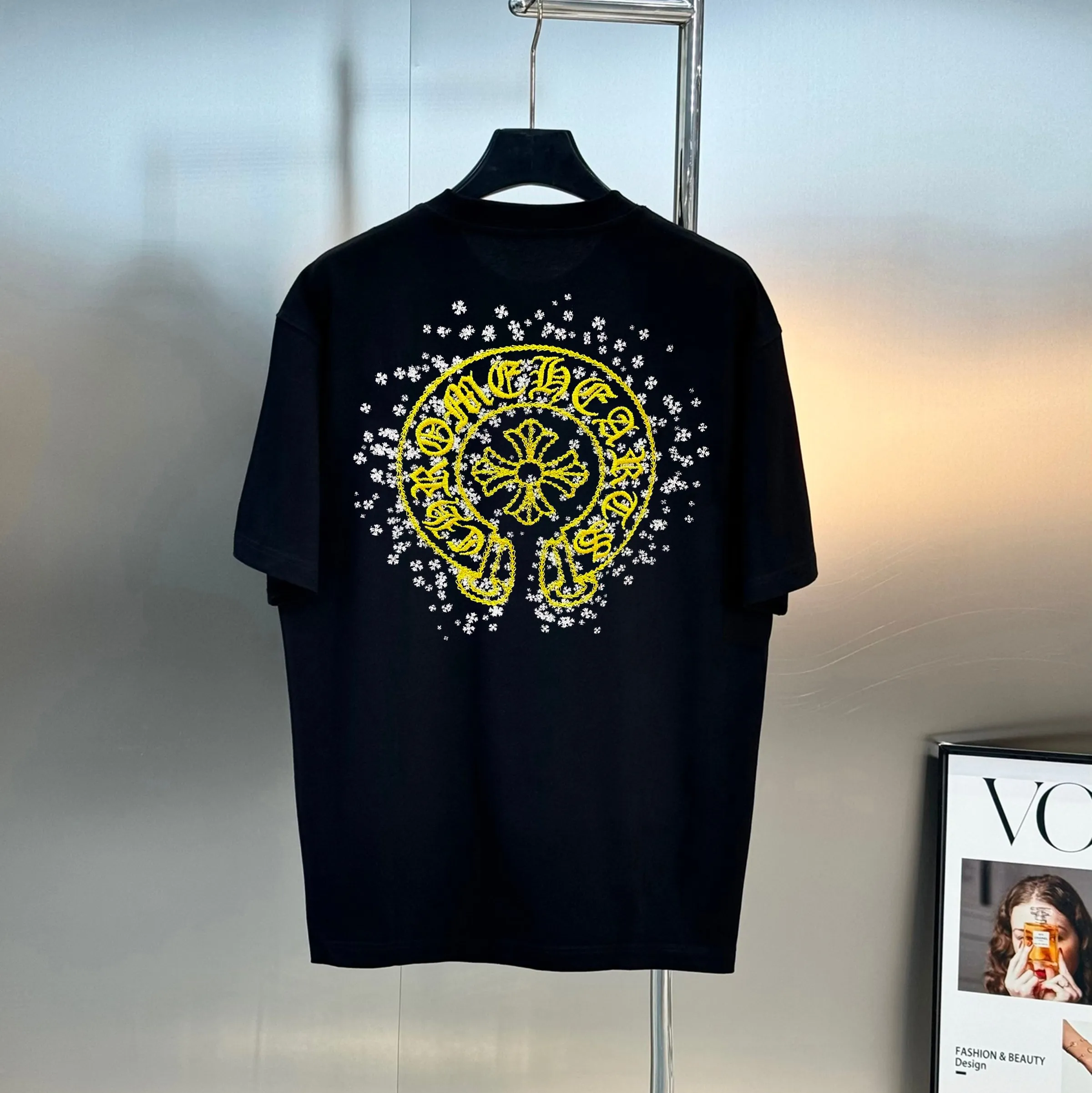 🅿️190 Year-round large supply, Croxin🔥🔥4050 new spring and summer fashionable round neck short sleeves👍high-end customization and versatile styles! It is more practical and can be easily controlled by anyone 🔥Made from 95% cotton + 5% Tencel 🔥fabric, it feels very nice, does not cause pilling, and does not deform. It is luxurious and classic 🐮logo design, very classy 👍A must buy for those who know the goods! The cut is a loose fit, suitable for both men and women! It shows your aura and also highlights your sophistication. This is its uniqueness. The effect on the upper body is very good. Size: S-XXL ⚠️Reference (model trying on, height 173cm, weight 145kg, wearing size L), can wear up to 200kg.